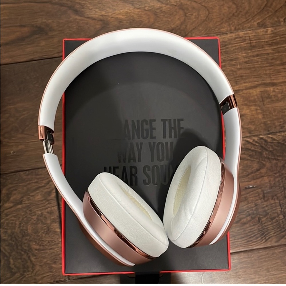 Rose Gold Beats Solo 3 Wireless